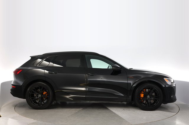 2023 Audi e-tron — photo 10 of 21