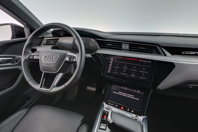 2023 Audi e-tron — photo 18 of 21