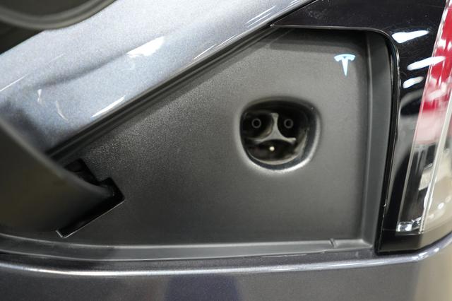 2023 Tesla Model X — photo 8 of 26