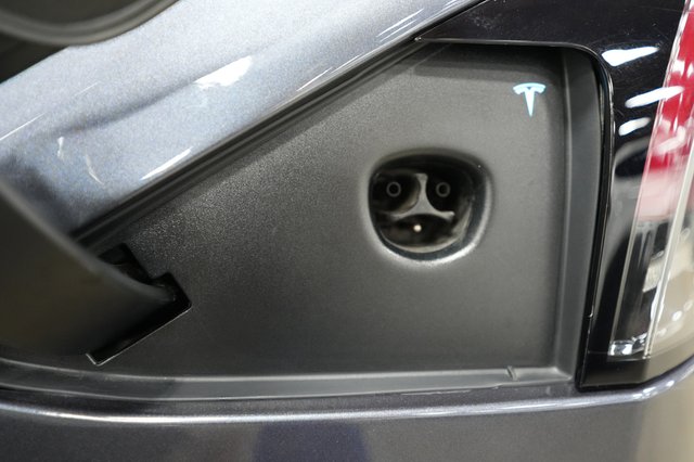 2023 Tesla Model X — photo 8 of 26