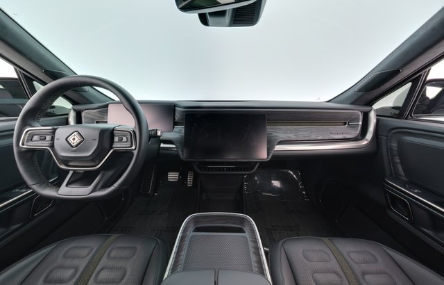 2022 Rivian R1T — photo 18 of 28