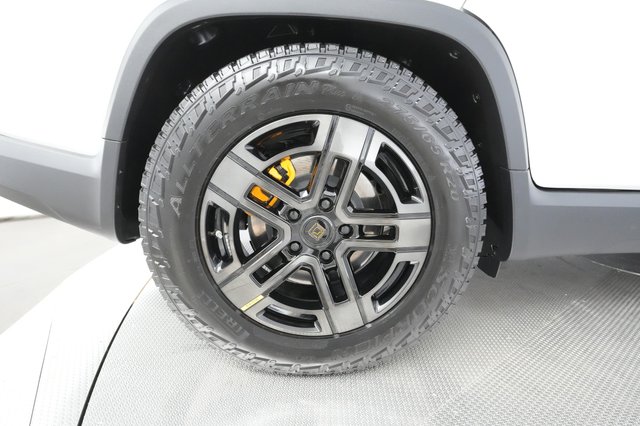 2022 Rivian R1T — photo 17 of 28