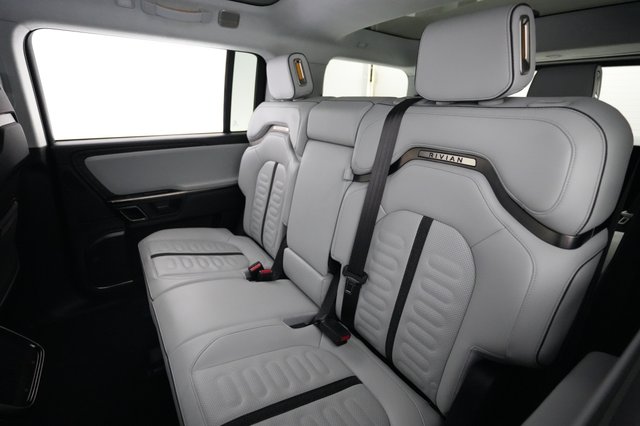 2023 Rivian R1S — photo 19 of 25