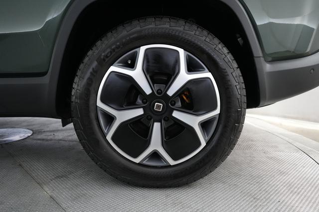 2023 Rivian R1S — photo 7 of 25