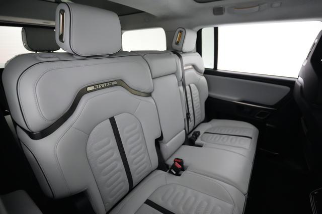 2023 Rivian R1S — photo 4 of 25