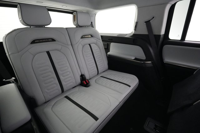 2023 Rivian R1S — photo 21 of 25