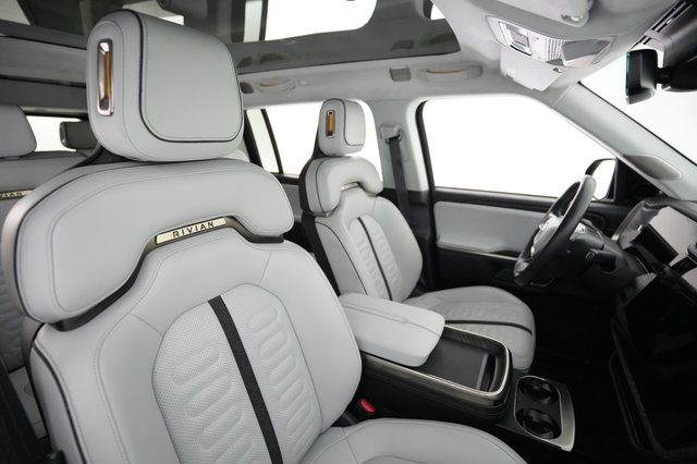 2023 Rivian R1S — photo 18 of 25