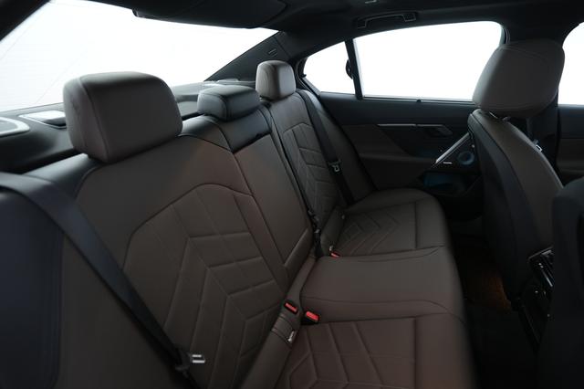2025 BMW i5 — photo 4 of 23