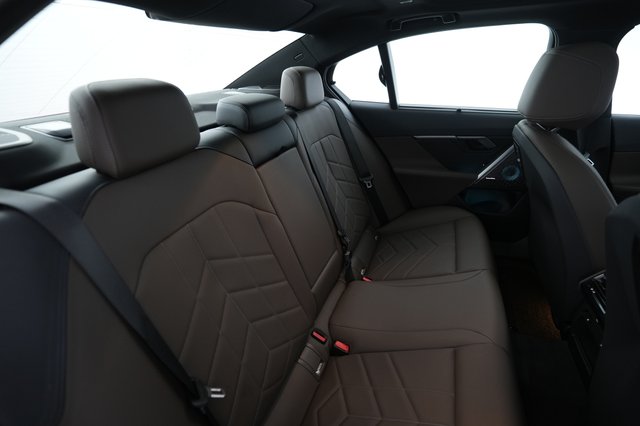 2025 BMW i5 — photo 4 of 23