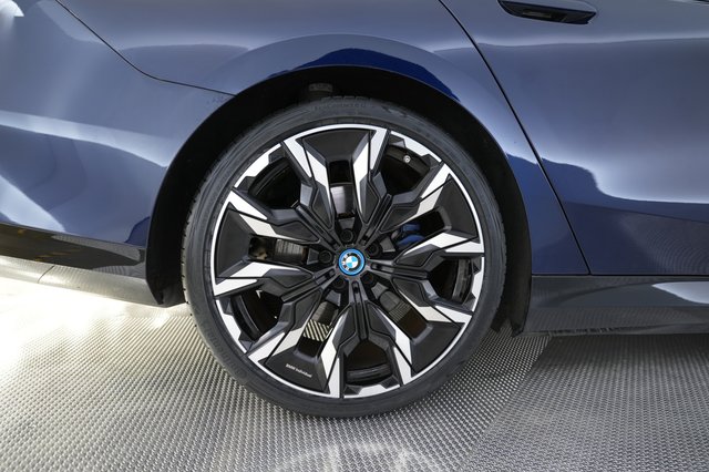 2025 BMW i5 — photo 7 of 23