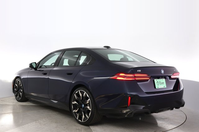 2025 BMW i5 — photo 13 of 23