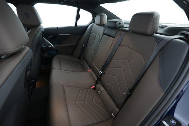 2025 BMW i5 — photo 19 of 23