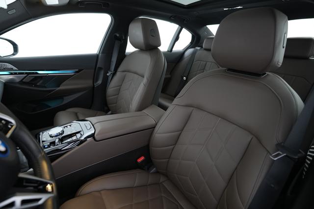 2025 BMW i5 — photo 3 of 23