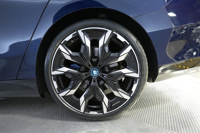 2025 BMW i5 — photo 17 of 23