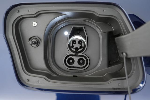 2025 BMW i5 — photo 8 of 23
