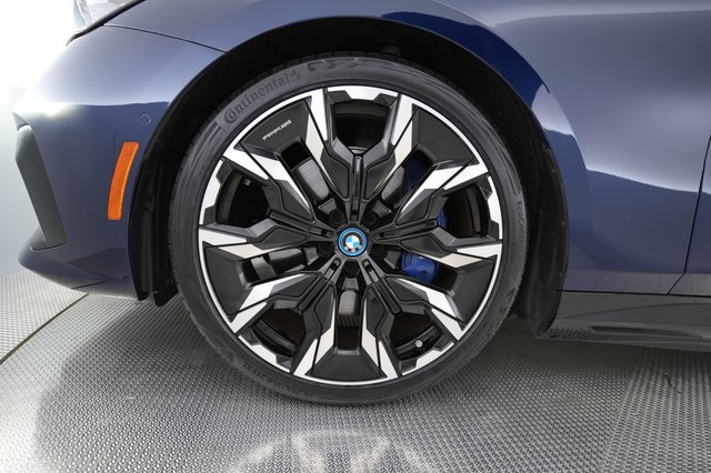 2025 BMW i5 — photo 16 of 23