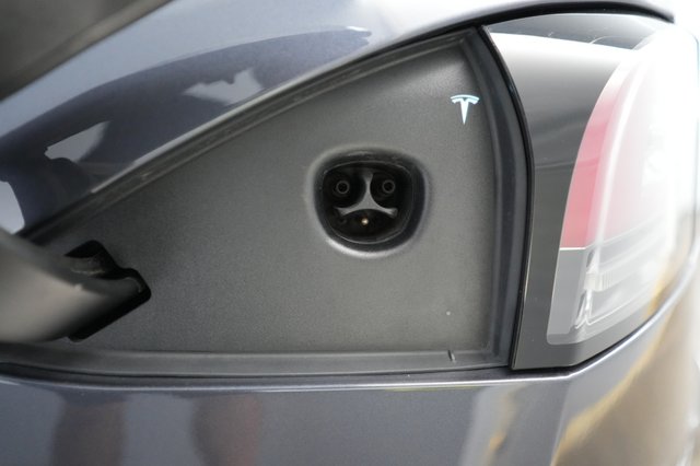 2023 Tesla Model S — photo 8 of 21