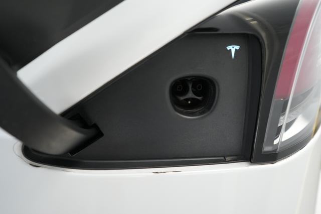 2023 Tesla Model X — photo 8 of 25