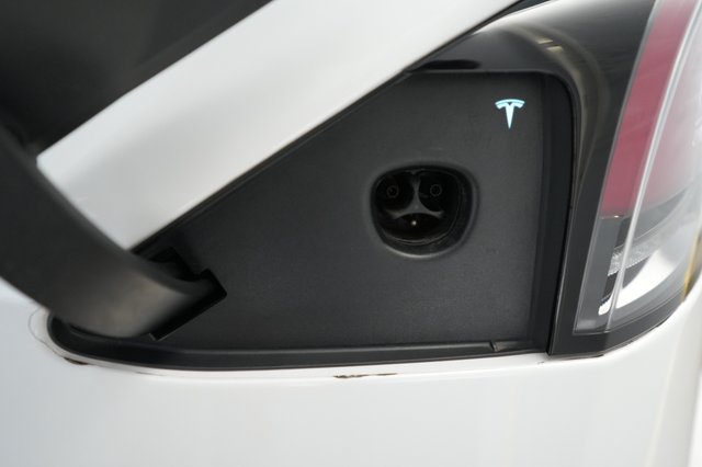2023 Tesla Model X — photo 8 of 25