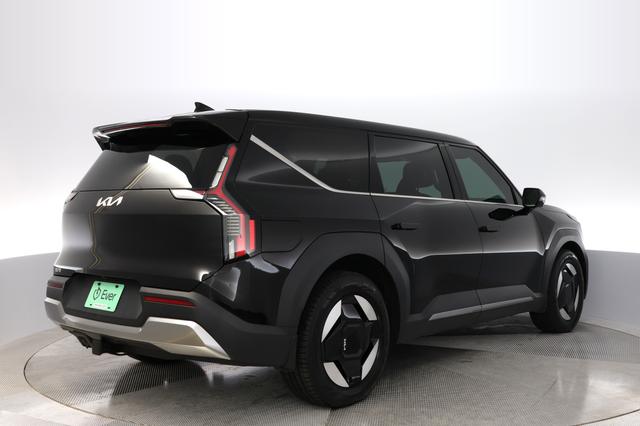 2024 Kia EV9 — photo 2 of 24