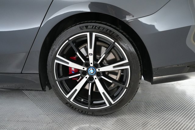 2024 BMW i5 — photo 15 of 18