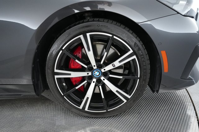 2024 BMW i5 — photo 13 of 18