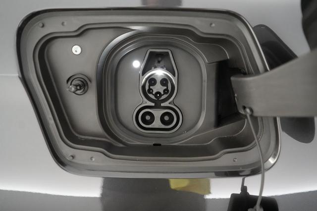 2024 BMW i5 — photo 8 of 18