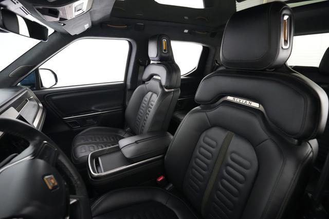 2023 Rivian R1T — photo 3 of 30