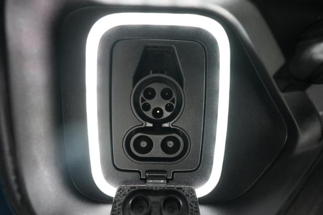 2023 Rivian R1T — photo 8 of 30