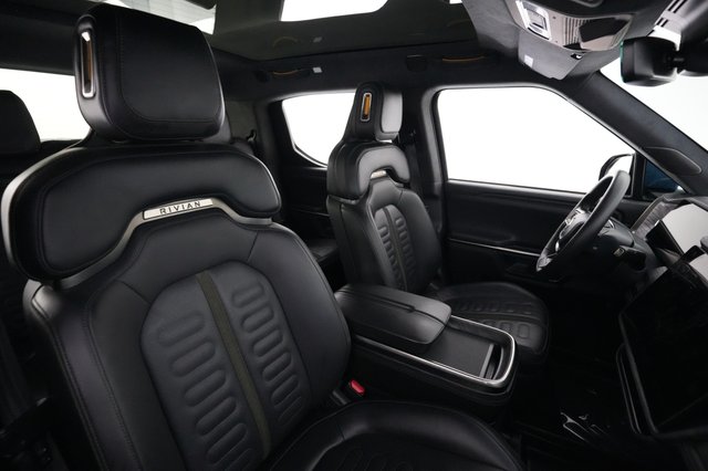 2023 Rivian R1T — photo 18 of 30