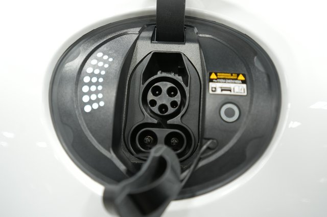 2023 Genesis GV60 — photo 8 of 19