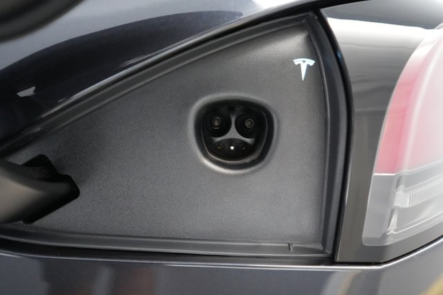 2024 Tesla Model S — photo 8 of 22