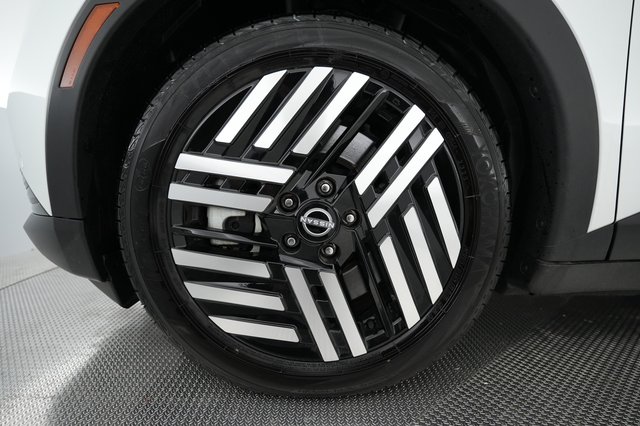 2026 Nissan LEAF — photo 13 of 24
