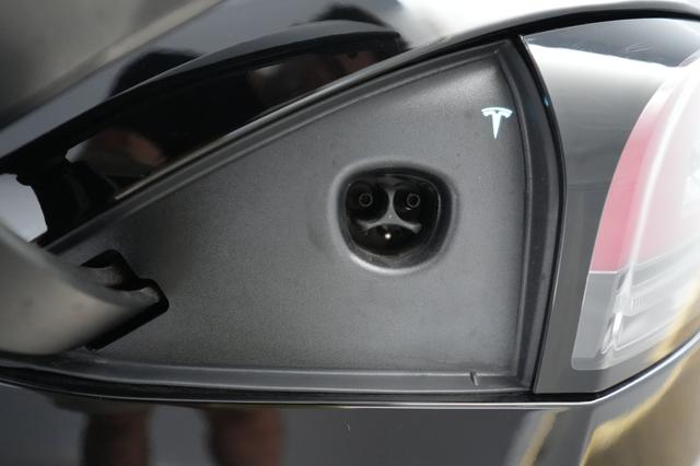 2023 Tesla Model S — photo 8 of 24