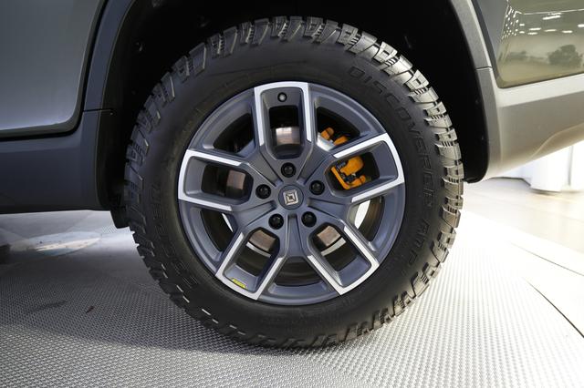 2022 Rivian R1T — photo 7 of 27