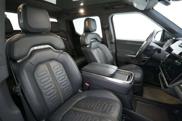2022 Rivian R1T — photo 18 of 27