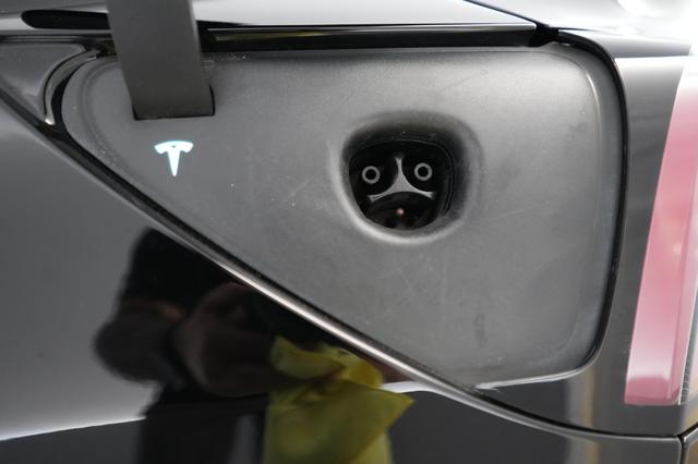 2018 Tesla Model 3 — photo 8 of 19