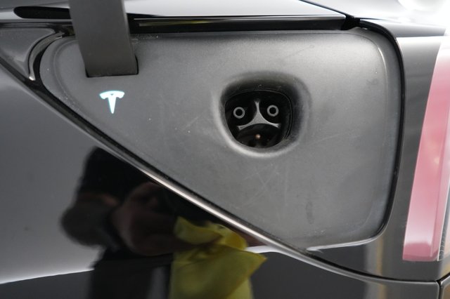 2018 Tesla Model 3 — photo 8 of 19