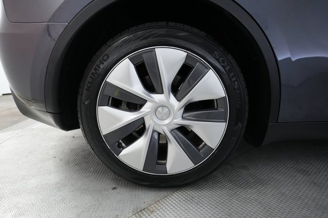 2023 Tesla Model Y — photo 17 of 30