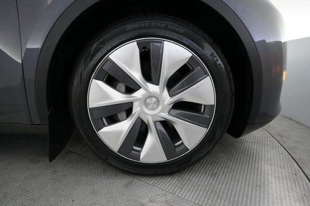 2023 Tesla Model Y — photo 16 of 30