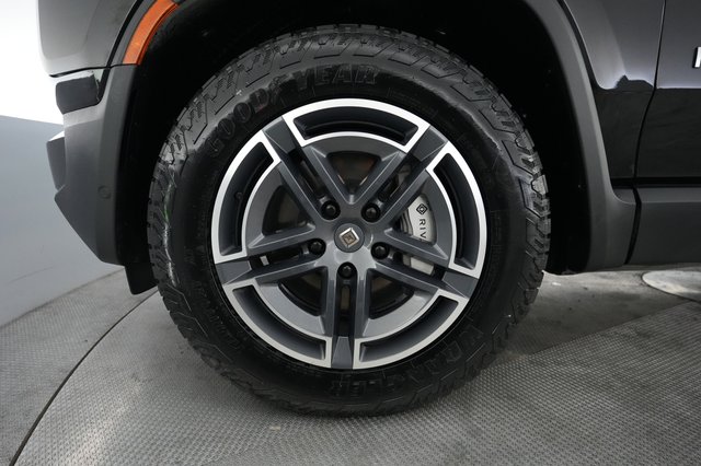 2025 Rivian R1S — photo 15 of 26