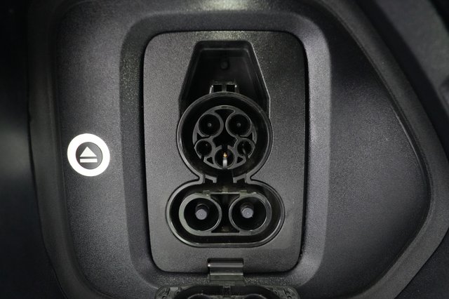 2025 Rivian R1S — photo 8 of 26