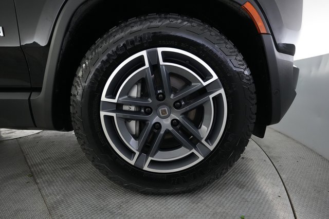2025 Rivian R1S — photo 16 of 26