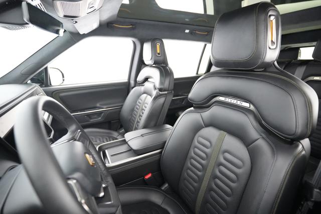 2025 Rivian R1S — photo 3 of 26