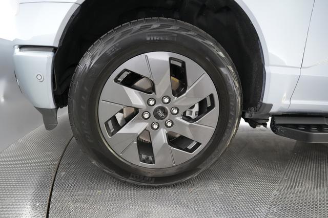 2022 Ford F-150 Lightning — photo 7 of 17