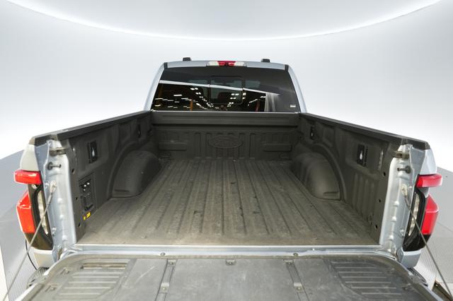 2022 Ford F-150 Lightning — photo 6 of 17