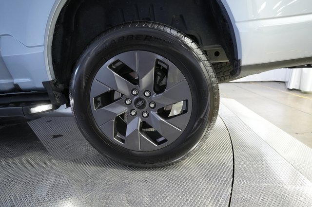 2022 Ford F-150 Lightning — photo 9 of 17