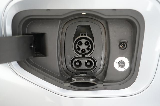 2022 Ford F-150 Lightning — photo 8 of 17