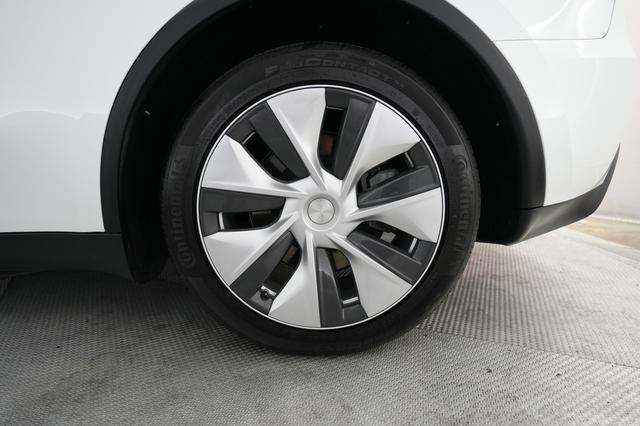 2023 Tesla Model Y — photo 7 of 30