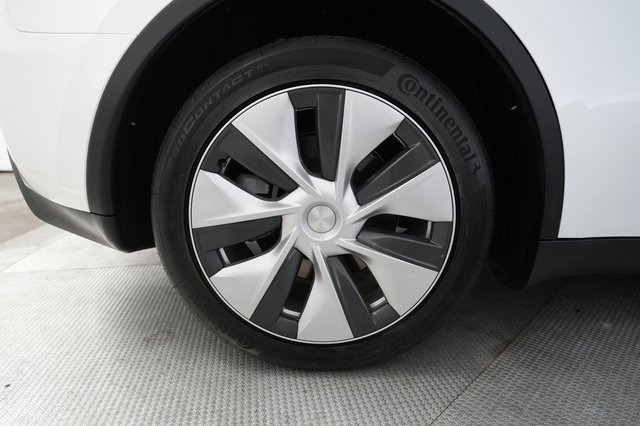 2023 Tesla Model Y — photo 17 of 30